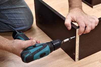 Les Techniciens de Flex Déménagement en plein travail, utilisant des équipements professionnels pour assurer un déménagement sécurisé et efficace. / Flex Déménagement technicians at work, using professional equipment to ensure a safe and efficient move.