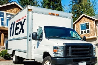 L’équipe de déménagement résidentiel de Flex Déménagement livre les biens d’un client satisfait à son adresse de destination. / Flex Déménagement residential moving team delivering a happy customer’s belongings at their destination address.