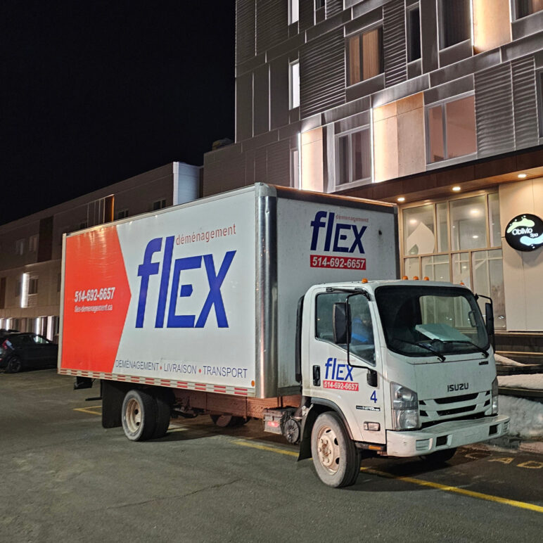 Déménagement Montréal-Toronto – Service Fiable avec Flex Déménagement / Montreal to Toronto Move – Reliable Service with Flex Déménagement Déménagement Montréal Toronto Notre camion Flex en route, assurant un transport sécurisé et efficace. / Our Flex Montreal Toronto Movers truck on the road ensuring safe and efficient transport.