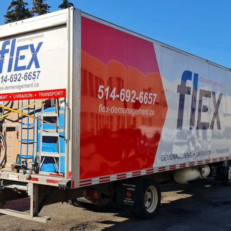 Équipe de Déménagement West Island en pleine action lors d’un déménagement résidentiel dans l’Ouest-de-l’Île de Montréal, utilisant un camion bien équipé et des techniques professionnelles.